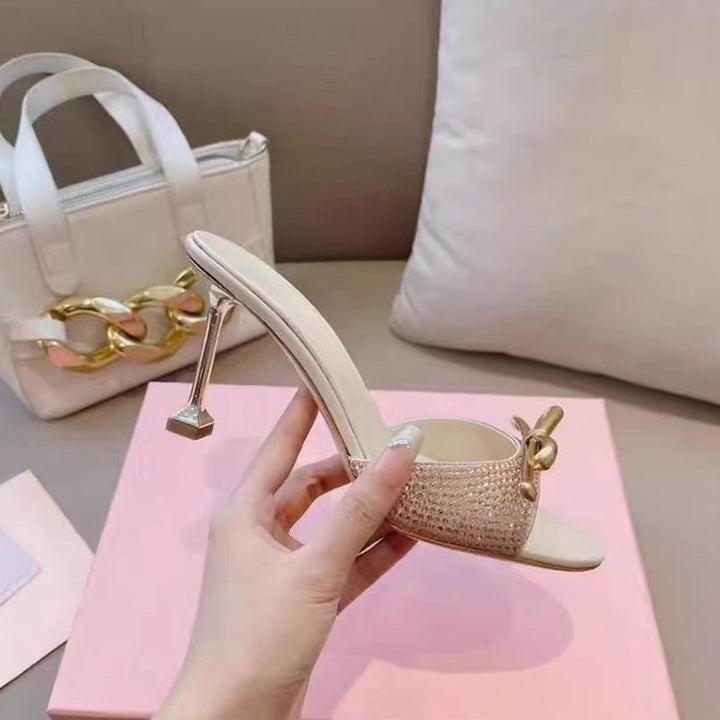 Damen Elegante High-Heel Mules mit funkelndem Kristallbesatz und goldener Zierschleife Echo Archiv