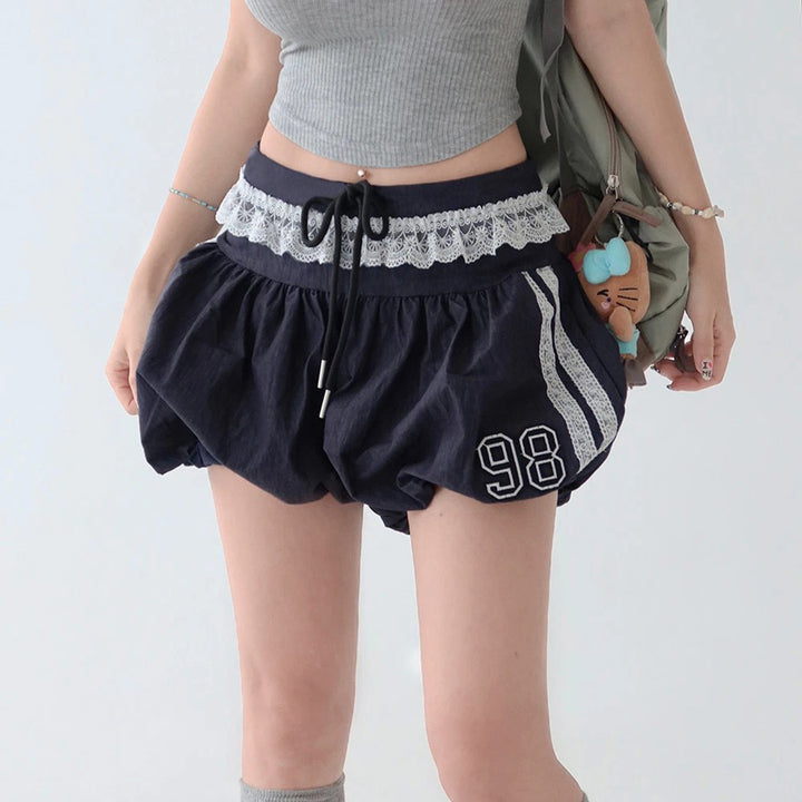 Damen sportliche Shorts mit Spitzenakzenten und elastischem Bund Echo Archiv