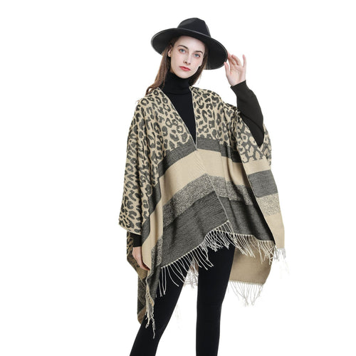 Damen Oversize-Ruana mit Leo-Jacquard, Fransen und weichem Wollmix Echo Archiv
