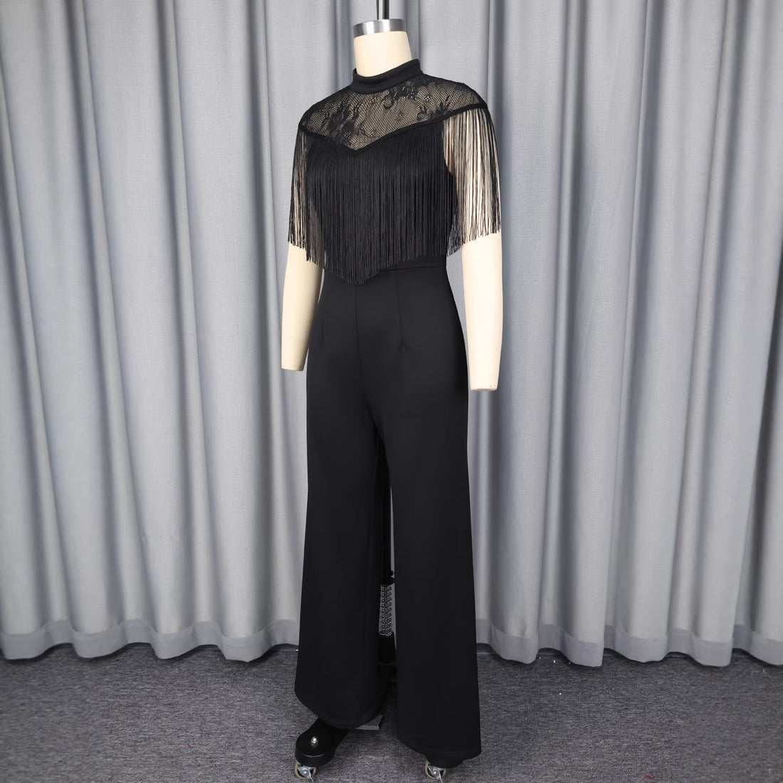 Damen Eleganter Jumpsuit mit schickem Fransen und Spitzenakzenten – Solévia