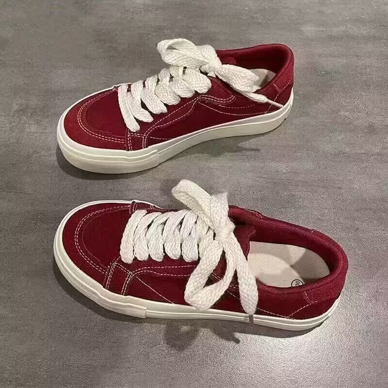 Damen Sportliche Sneakers mit weichem Veloursleder und robustem Elastikverschluss Echo Archiv