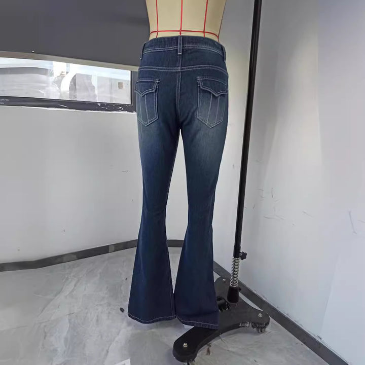 Damen nan tiefsitzende Schlagjeans mit ausgestelltem Bein, dekorativer Metallkette und klassischem Fünf-Taschen-Design Echo Archiv