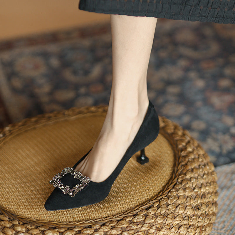 Damen Spitz zulaufende Satin-Pumps mit quadratischem Strassornament und skulpturellem Kittenabsatz – Lioré