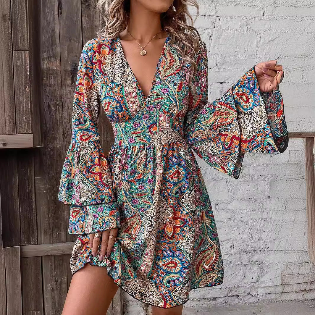 Damen nan Boho-Minikleid mit tiefem V-Ausschnitt, Trompetenärmeln und geraffter Taille Echo Archiv