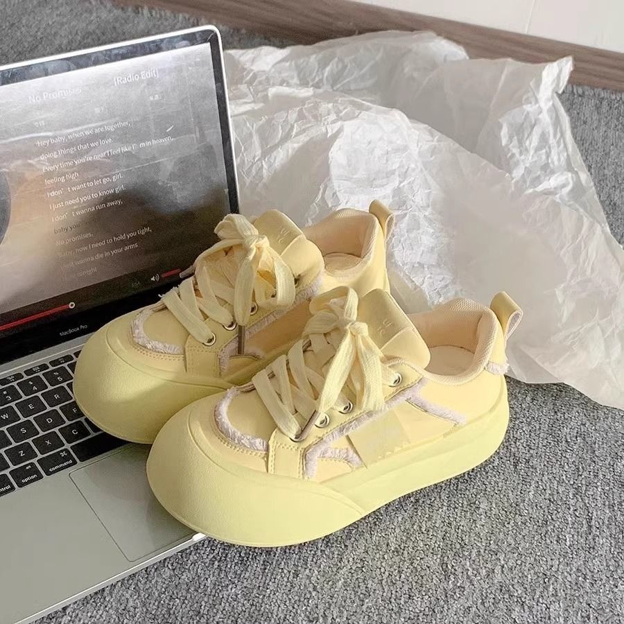 Damen Plateausneaker mit Plüschbesatz, weich gepolsterter Innensohle und skulpturierter Sohle – Névara
