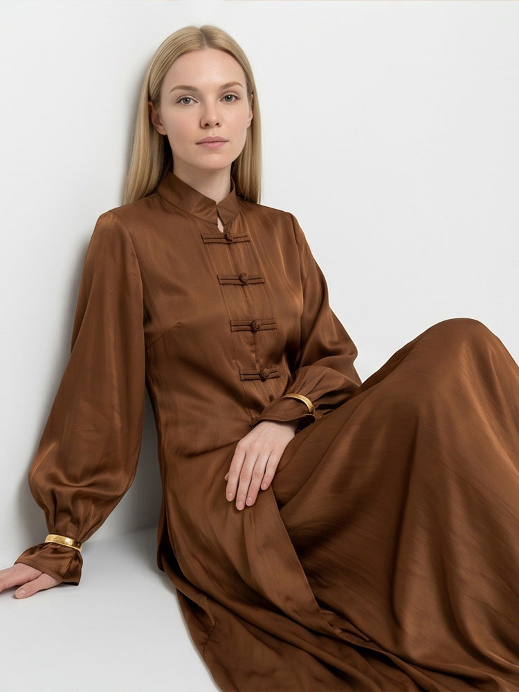 Damen Maxikleid mit Stehkragen, traditionellem Knotenverschluss und Ballonärmeln Echoarchiv