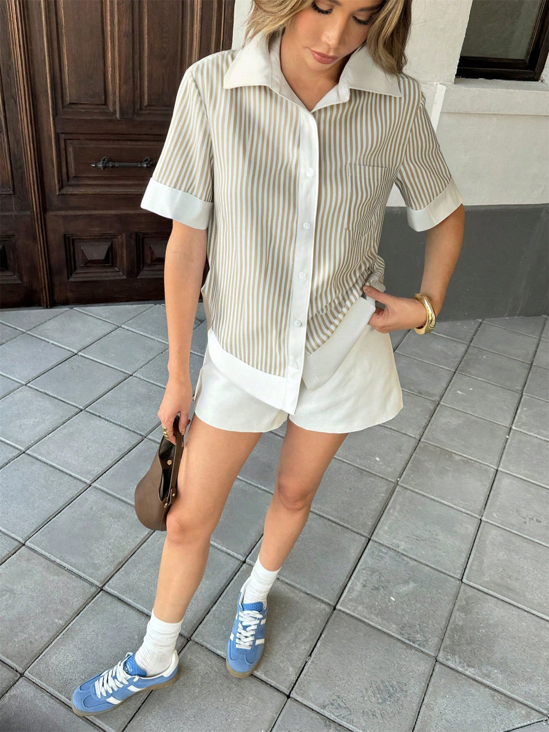 Damen Kurzarm-Bluse mit Kontrastkragen, Manschetten und Streifenstruktur Echo Archiv