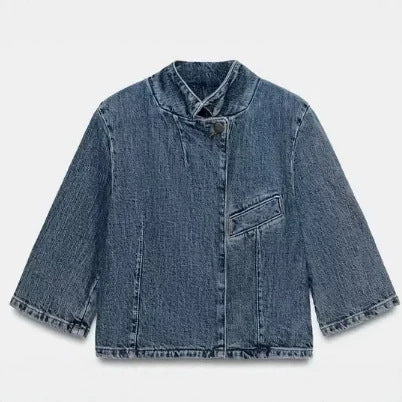 Damen Boxy Cropped Denimjacke mit Mandarin-Kragen, asymmetrischer Knopfblende und Fransenabschluss Echo Archiv