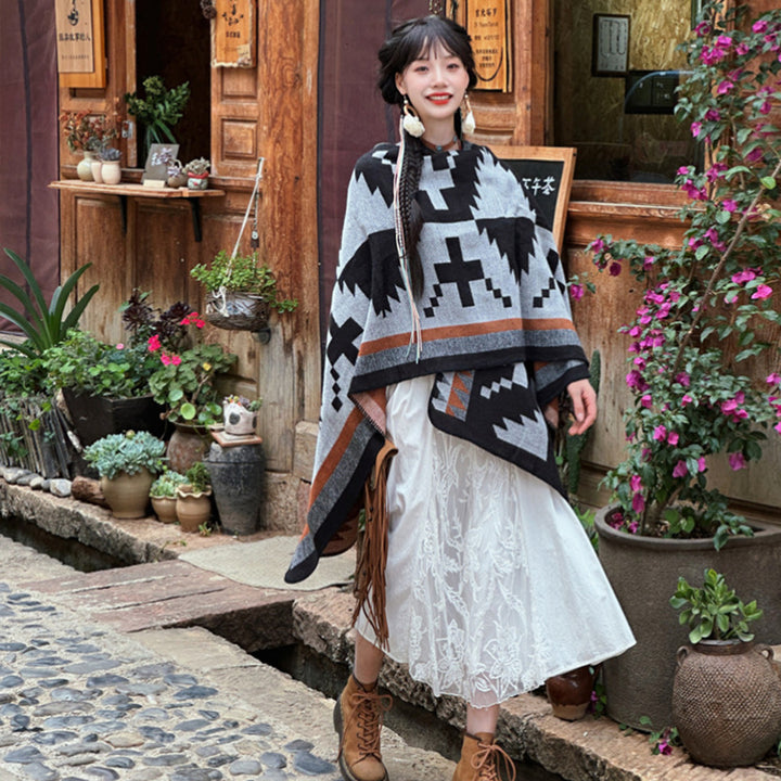 Damen Oversize-Strickcape mit Azteken‑Jacquard, V‑Ausschnitt und weichfallendem Saum Echo Archiv