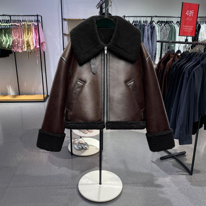 Damen Kurz geschnittene Aviator‑Jacke aus Lammfellimitat mit großem Teddykragen Echo Archiv