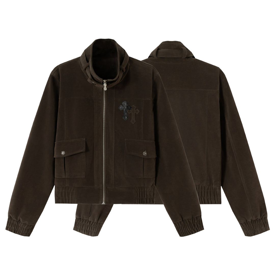 Herren Kurzblouson aus Veloursoptik mit Funnelkragen, Cargo‑Pattentaschen und Zierkreuz-Applikation Echoarchiv