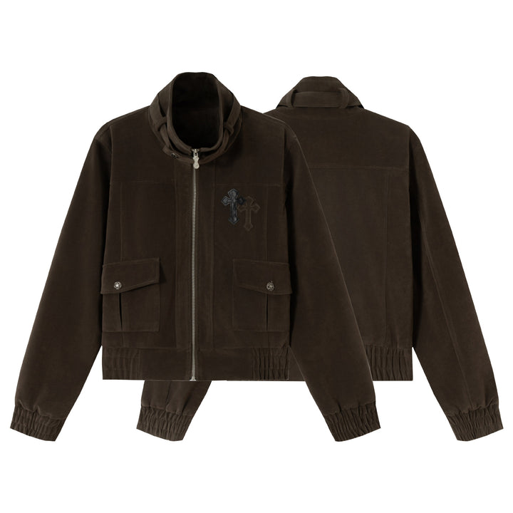 Herren Kurzblouson aus Veloursoptik mit Funnelkragen, Cargo‑Pattentaschen und Zierkreuz-Applikation Echoarchiv