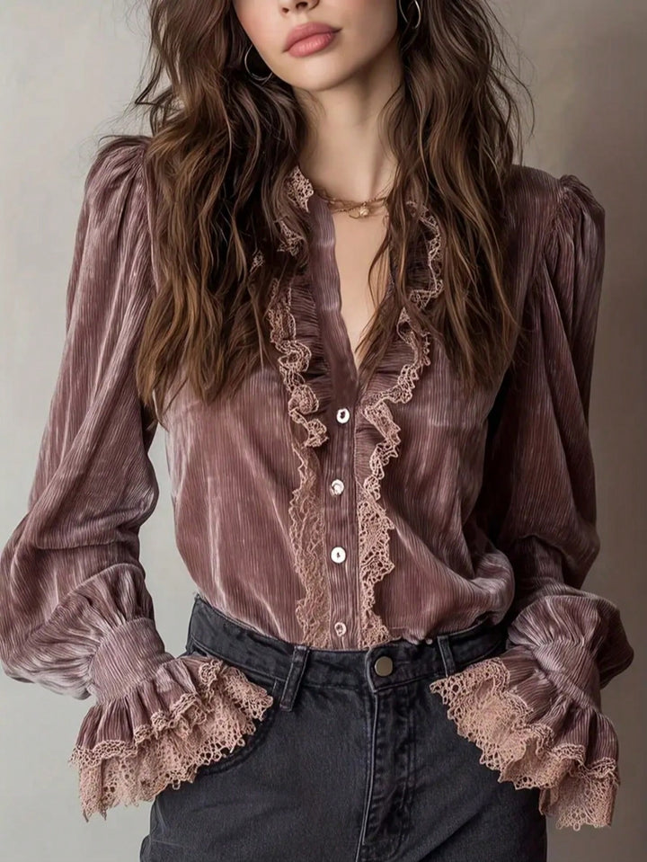 Damen Plissée-Veloursbluse mit Spitzenrüschen und Puffärmeln Echo Archiv