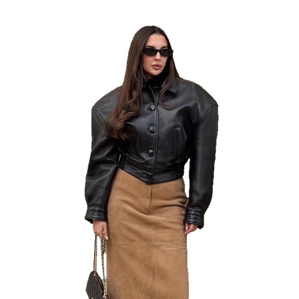 Damen Kurzjacke aus veganem Lederimitat im Boxy‑Cut mit oversized Schultern und verdeckter Knopfleiste Echoarchiv