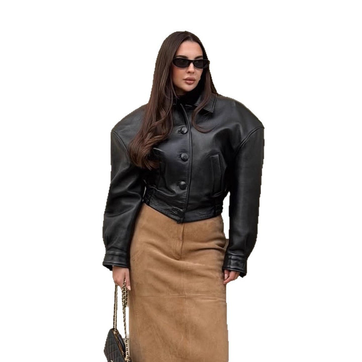 Damen Kurzjacke aus veganem Lederimitat im Boxy‑Cut mit oversized Schultern und verdeckter Knopfleiste Echoarchiv