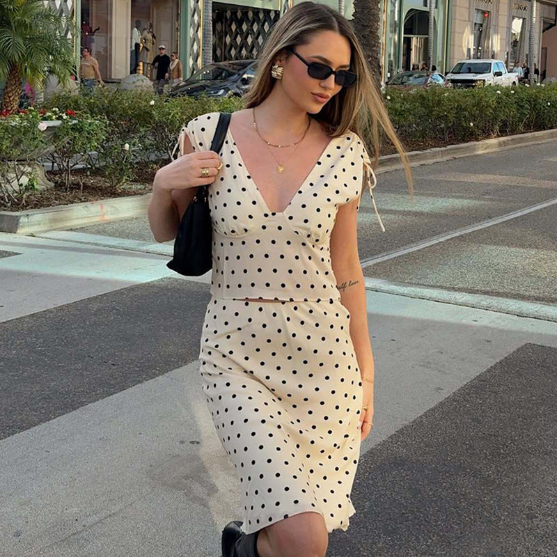 Damen Elegantes Polka-Dot Kleid mit tiefem V-Ausschnitt und verstellbaren Schulterbändern Echo Archiv