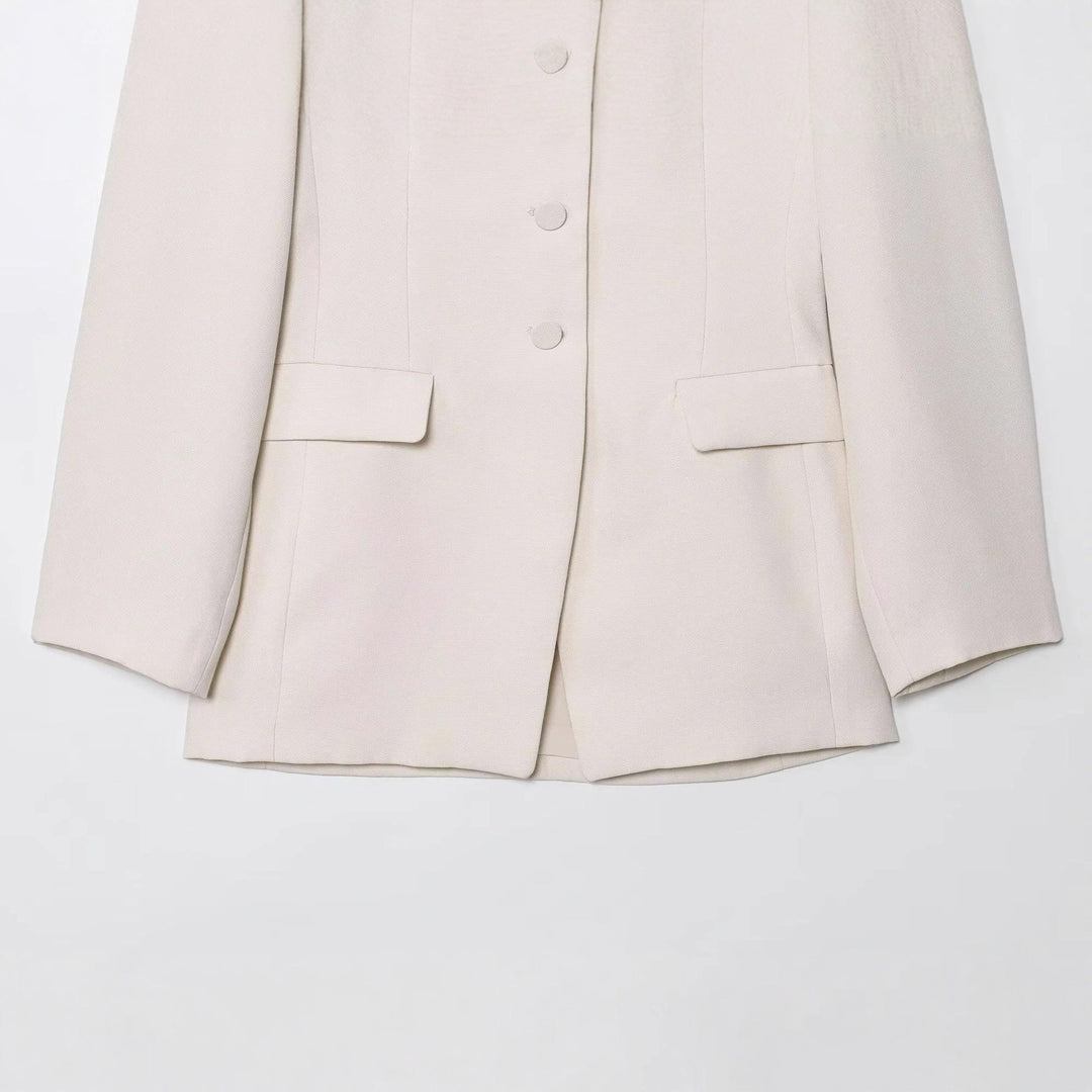 Damen taillierte Blazerjacke mit Rundhalsausschnitt, verdeckter Knopfleiste und Pattentaschen – Valéne