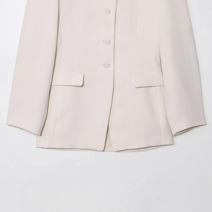Damen taillierte Blazerjacke mit Rundhalsausschnitt, verdeckter Knopfleiste und Pattentaschen – Valéne