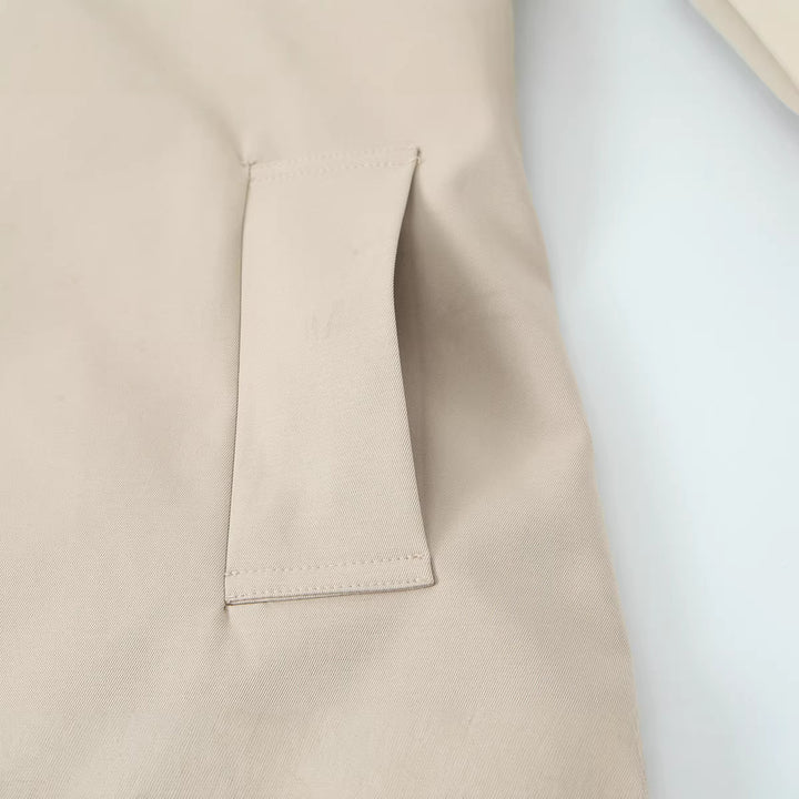 Damen Kurz geschnittene Boxy-Jacke mit weitem Hemdkragen und durchgehender Knopfleiste Echoarchiv