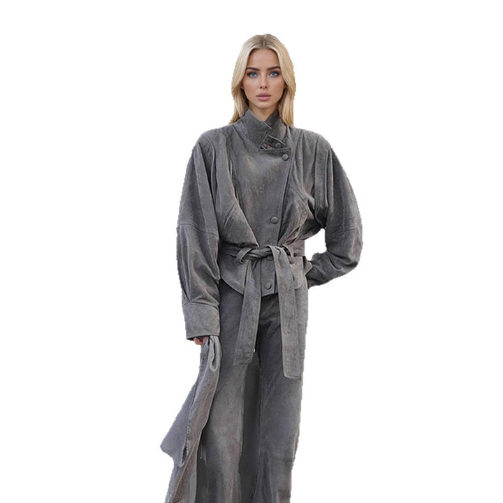 Damen Kurzjacke aus Veloursleder‑Optik mit hohem Stehkragen, Taillengürtel und kastiger Oversize‑Silhouette Echoarchiv