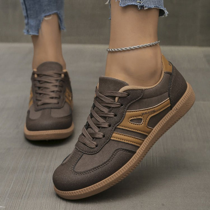 Damen Casual-Sneaker im Retro-Look aus Wildlederimitat mit kontrastierenden Zierstreifen und dämpfender Gummisohle – Névara