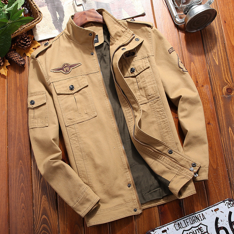 Herren leichter Canvas-Militärblouson mit Stehkragen, Schulterklappen und Mehrfach‑Pattentaschen Echoarchiv