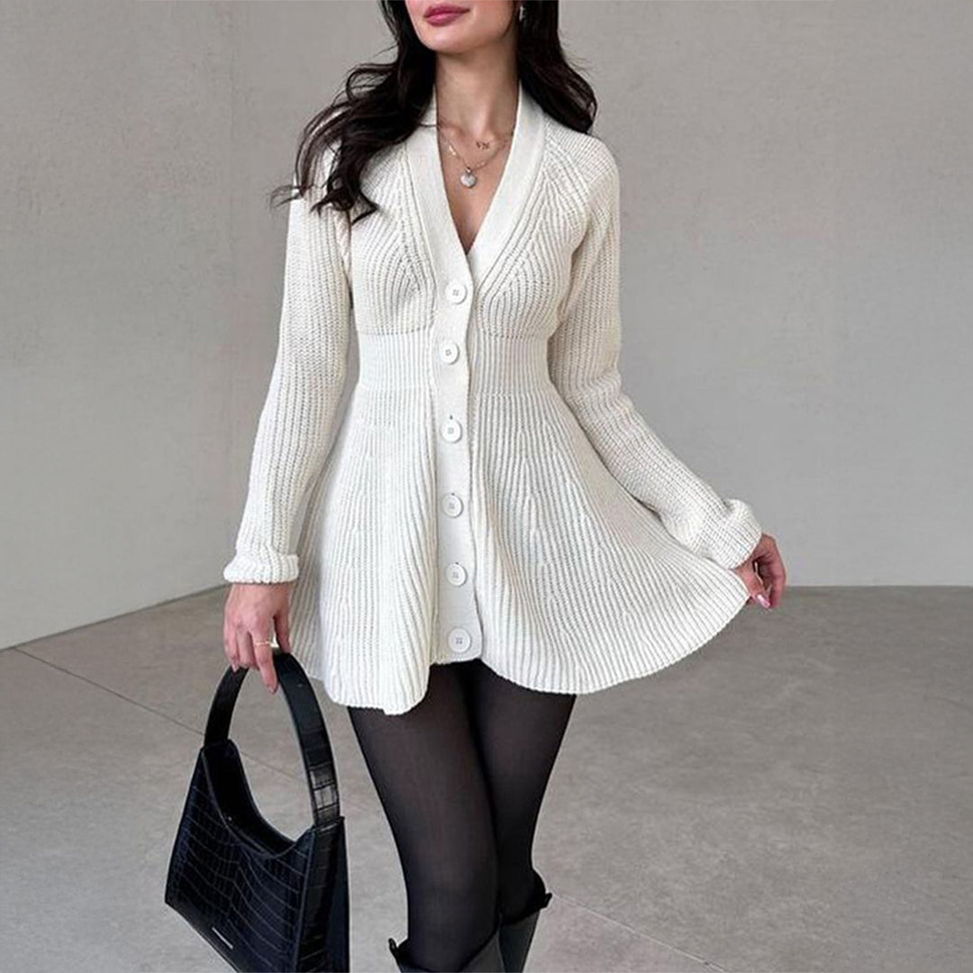 Damen tailliertes Strickkleid mit durchgehender Knopfleiste, V‑Ausschnitt und ausgestelltem A‑Linien‑Rock – Élara