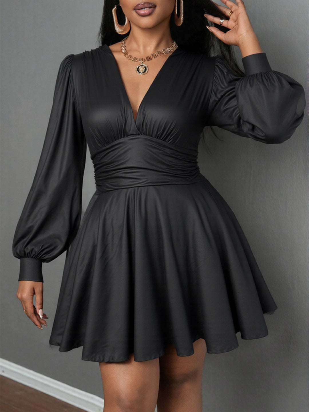 Damen elegantes Minikleid mit tiefem V-Ausschnitt und voluminösen Puffärmeln Echo Archiv