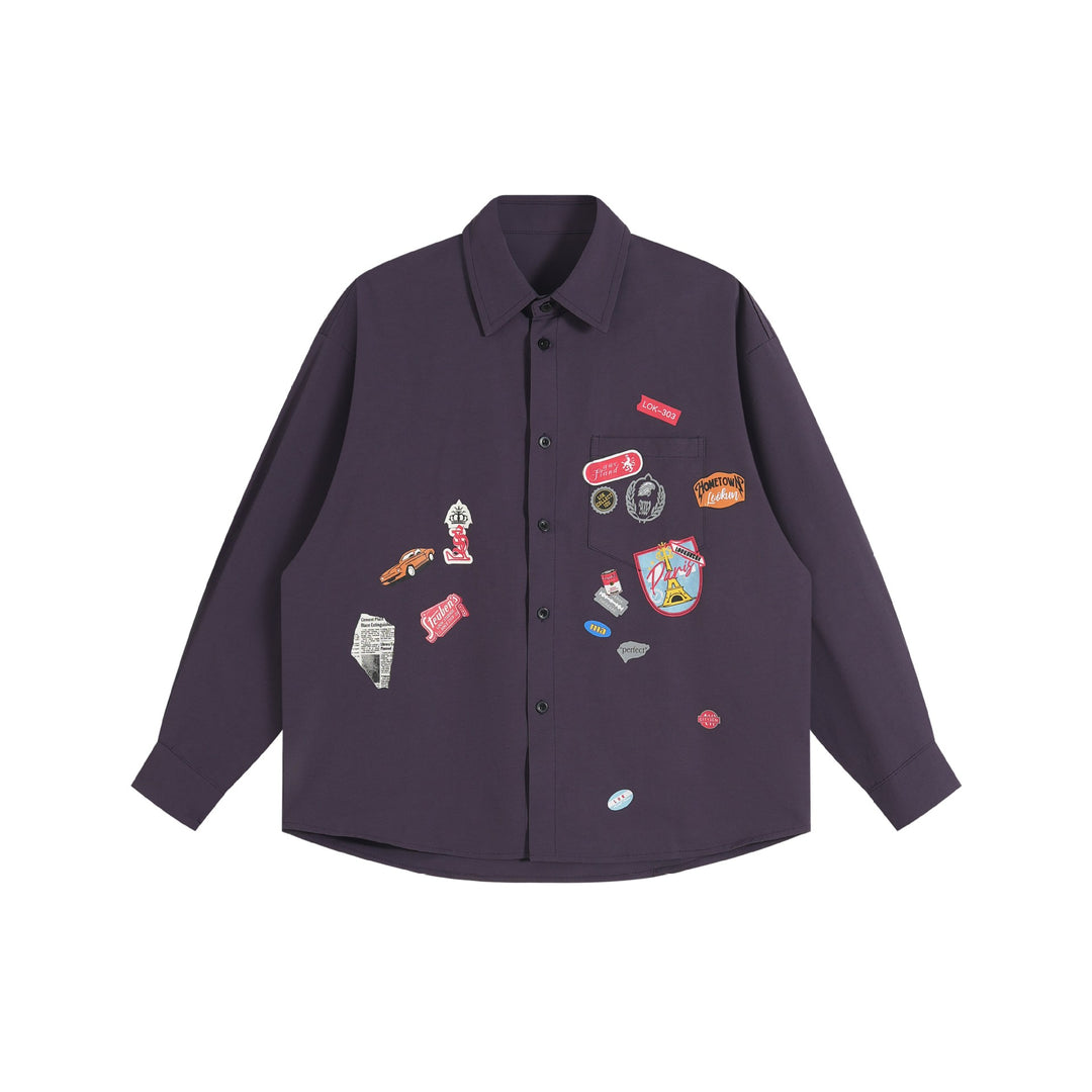 Unisex Lockeres Button-Down-Hemd mit vintage-inspirierten Emblem-Patches und Brusttasche Echoarchiv