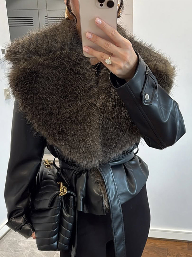 Damen taillierte Lederimitat-Jacke mit voluminösem Kunstfell-Schalkragen und Bindegürtel Echoarchiv