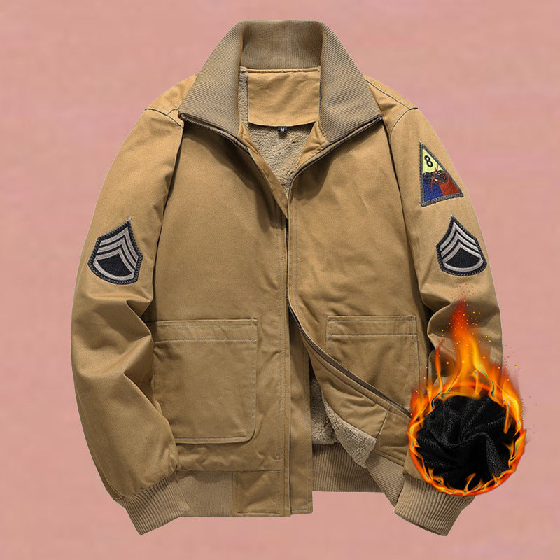 Herren nan militärisch inspirierte Bomberjacke mit aufgesetzten Patches, verdecktem Reißverschluss und elastischen Bündchen Echo Archiv