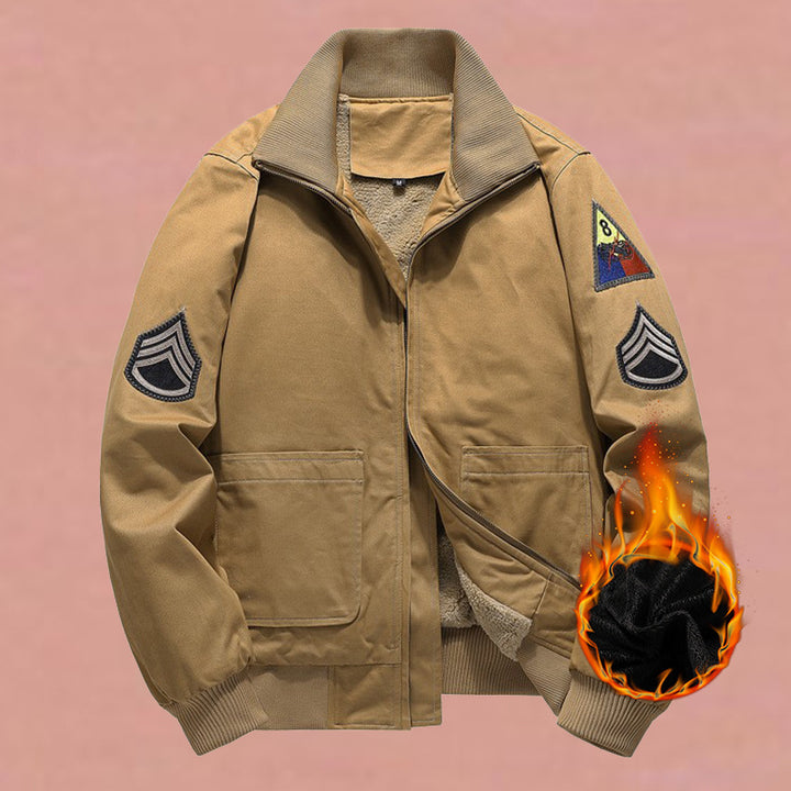 Herren nan militärisch inspirierte Bomberjacke mit aufgesetzten Patches, verdecktem Reißverschluss und elastischen Bündchen Echo Archiv