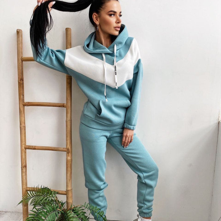 Damen zweiteiliges Loungewear-Set mit Chevron-Kapuzenpullover und taillierter Tapered-Jogginghose – Avérine