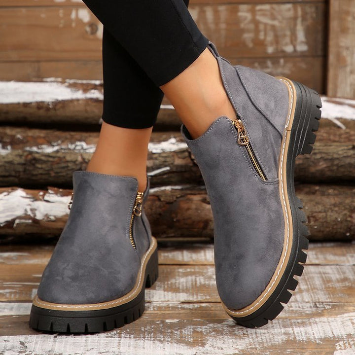 Damen Kurzschaft-Stiefeletten aus Veloursoptik mit seitlichem Reißverschluss und grober Profilsohle – Varelle