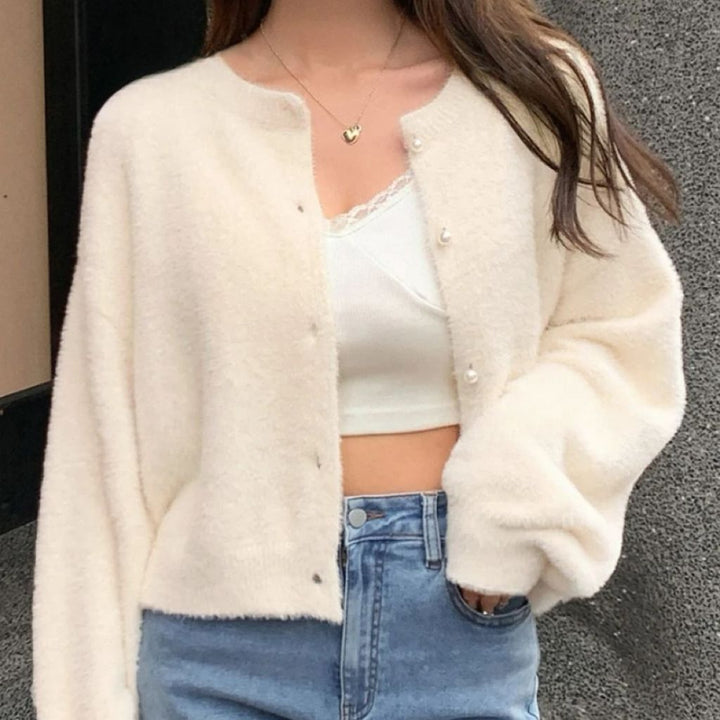 Damen Kurzgeschnittener Flauschiger Strickcardigan mit Perlenknöpfen – Veloura