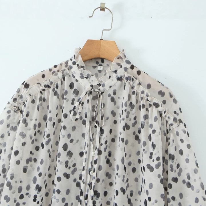Damen Chiffonbluse mit Volant-Stehkragen, Bindeband, Knopfleiste und ballonförmigen Ärmeln – Élovi