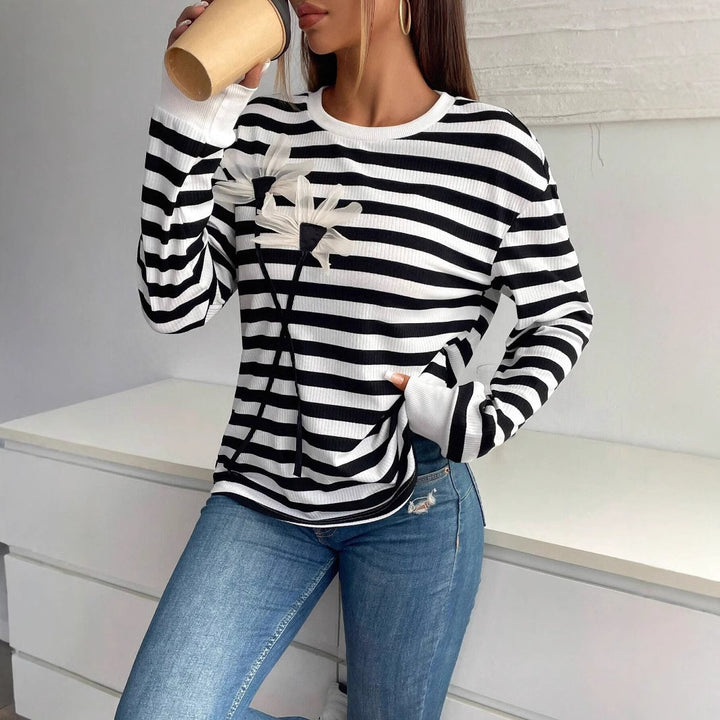 Damen nan gestreiftes Ripp-Langarmshirt mit dreidimensionaler Blumenapplikation und Rundhals Echo Archiv
