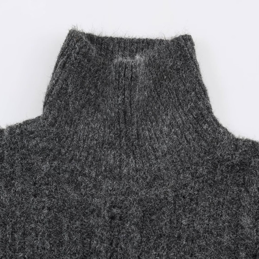 Damen Grobgestrickter Oversize-Pullover mit hohem Rollkragen und Zopfmuster Echoarchiv