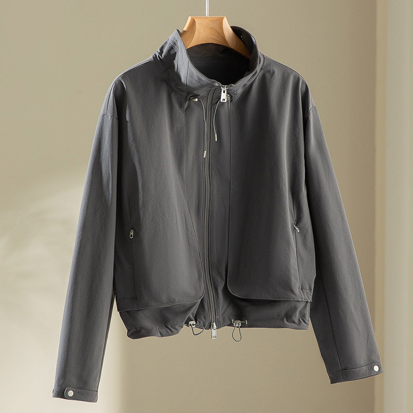 Damen Leichte Kurzjacke mit hohem Kragen, Tunnelzug und aufgesetzten Taschen Echoarchiv
