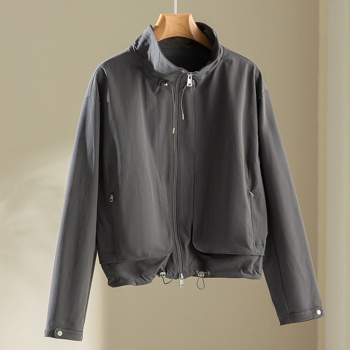 Damen Leichte Kurzjacke mit hohem Kragen, Tunnelzug und aufgesetzten Taschen Echoarchiv