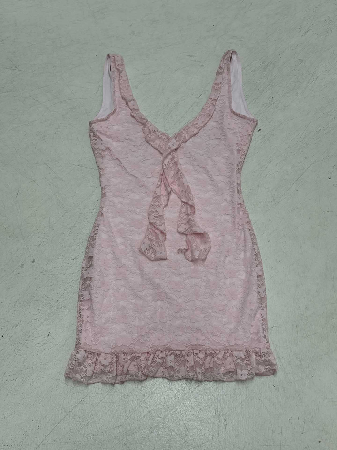 Damen Spitzenkleid mit zarten Rüschendetails und figurbetontem Schnitt Echo Archiv