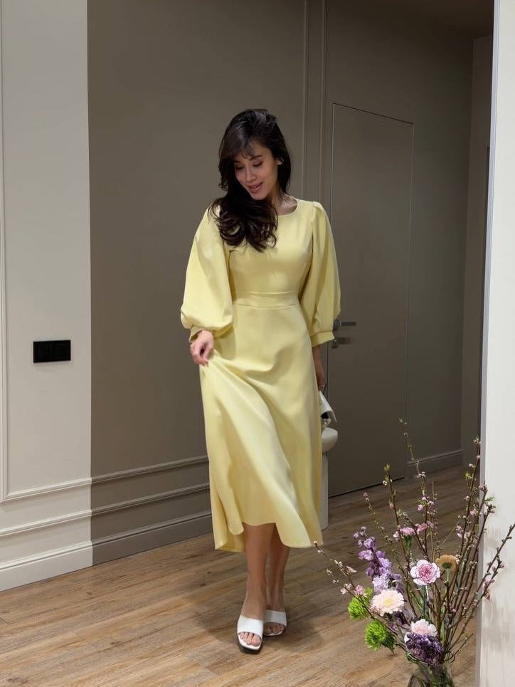 Damen Midikleid mit offenem Rückenausschnitt, voluminösen Puffärmeln und Bindegürtel Echoarchiv