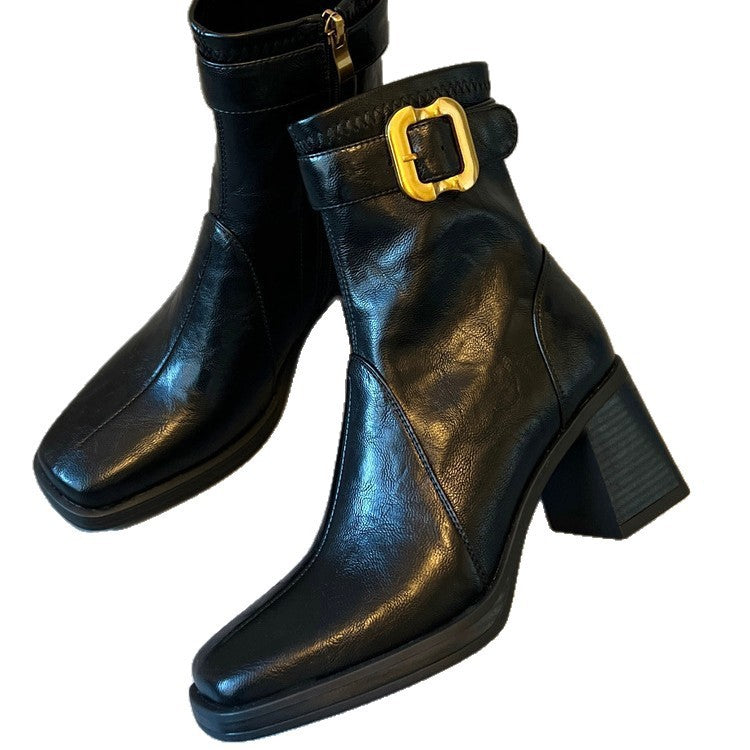 Damen knöchelhohe Glattleder‑Stiefelette mit markantem Blockabsatz, Plateau‑Sohle, seitlichem Reißverschluss und dekorativem Gurt Echo Archiv