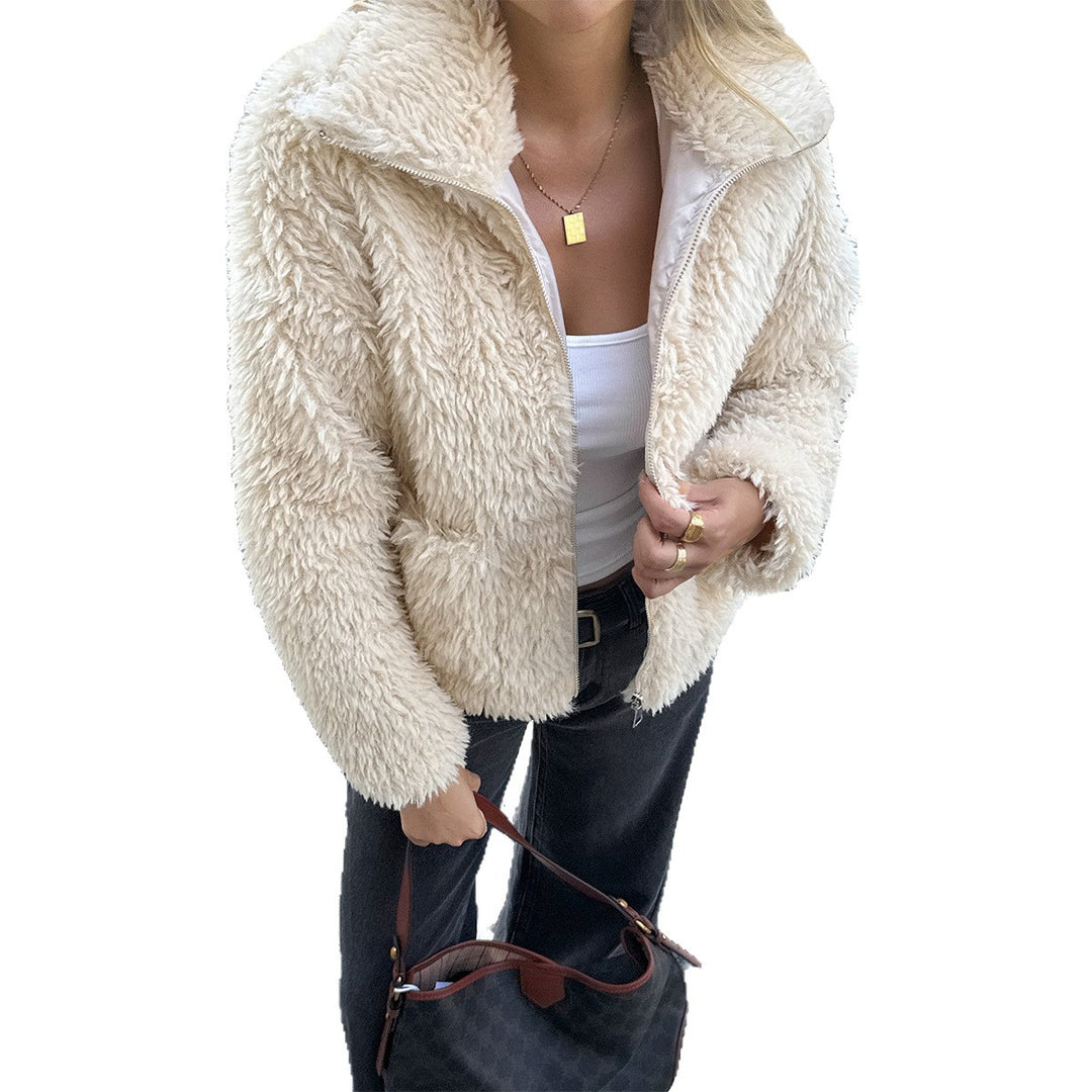Damen Teddyjacke mit Reißverschluss, hochgeschlossenem Kragen, aufgesetzten Taschen und kurzer Passform – Célinea