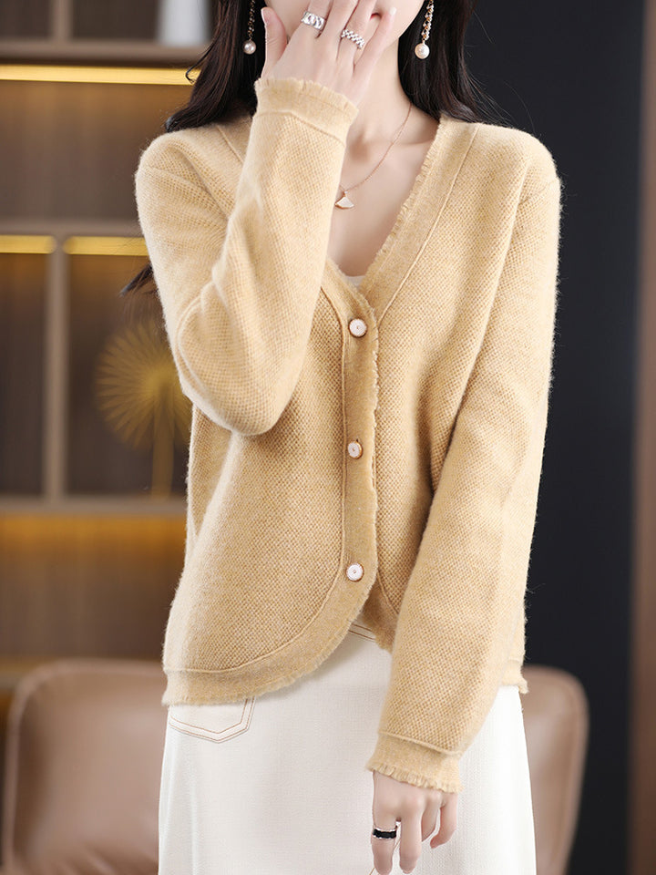 Damen Kurzgeschnittener V‑Ausschnitt‑Cardigan mit feinem Flor und Perlmuttknöpfen Echoarchiv