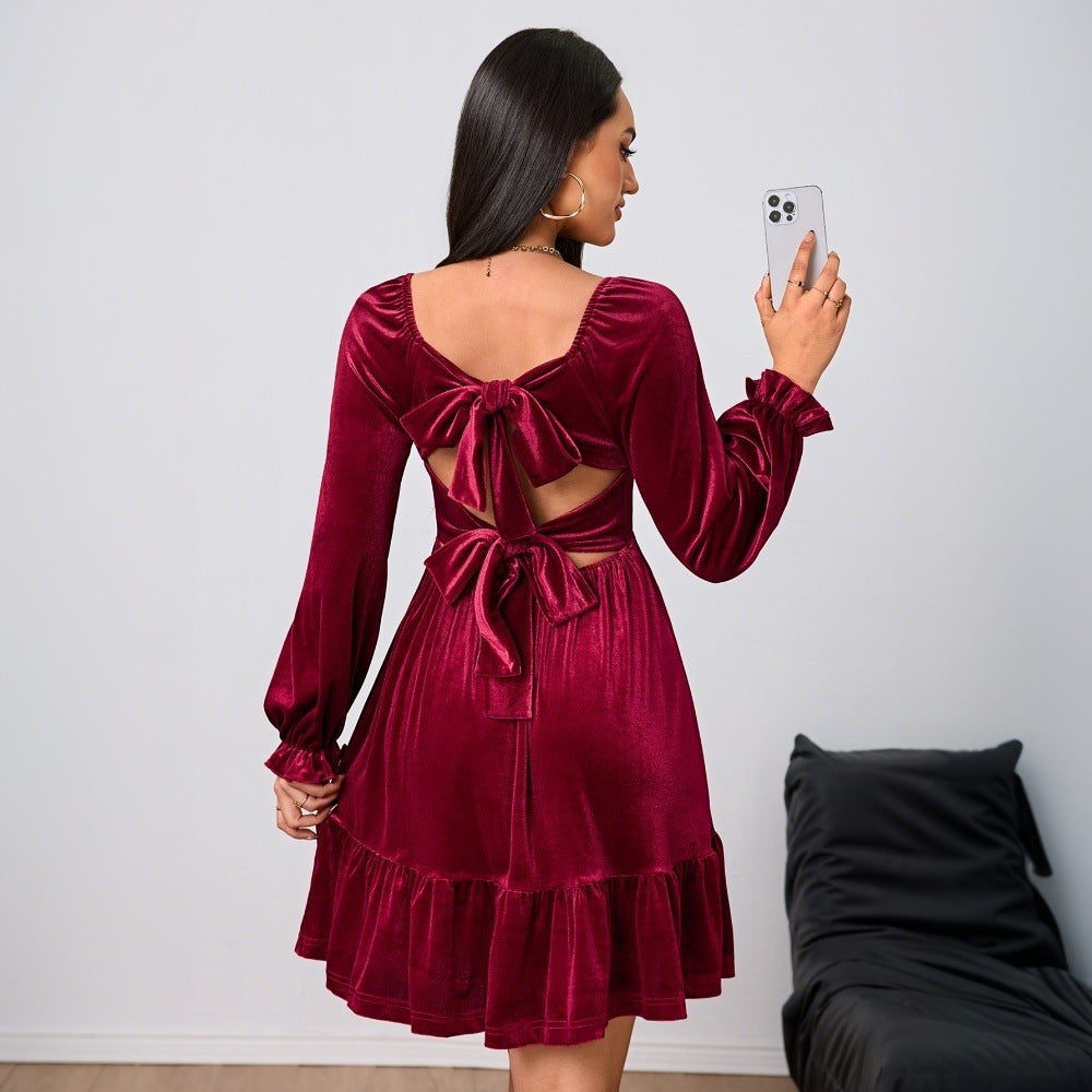Damen Samtkleid mit quadratischem Ausschnitt, gerafften Puffärmeln und stufigem Tellerrock – Élara