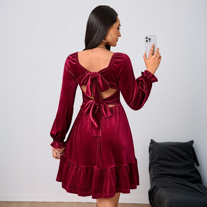 Damen Samtkleid mit quadratischem Ausschnitt, gerafften Puffärmeln und stufigem Tellerrock – Élara