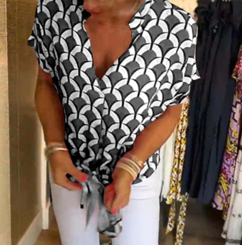 Damen nan kurzärmeliges geometrisches Blusenshirt mit Knotenbund und Stehkragen Echo Archiv