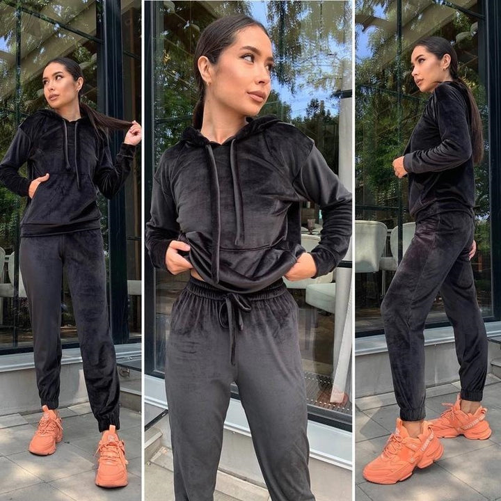 Damen Samt-Loungewear-Set mit kurz geschnittener Kapuzenjacke und Kordelzug-Jogginghose – Auréline