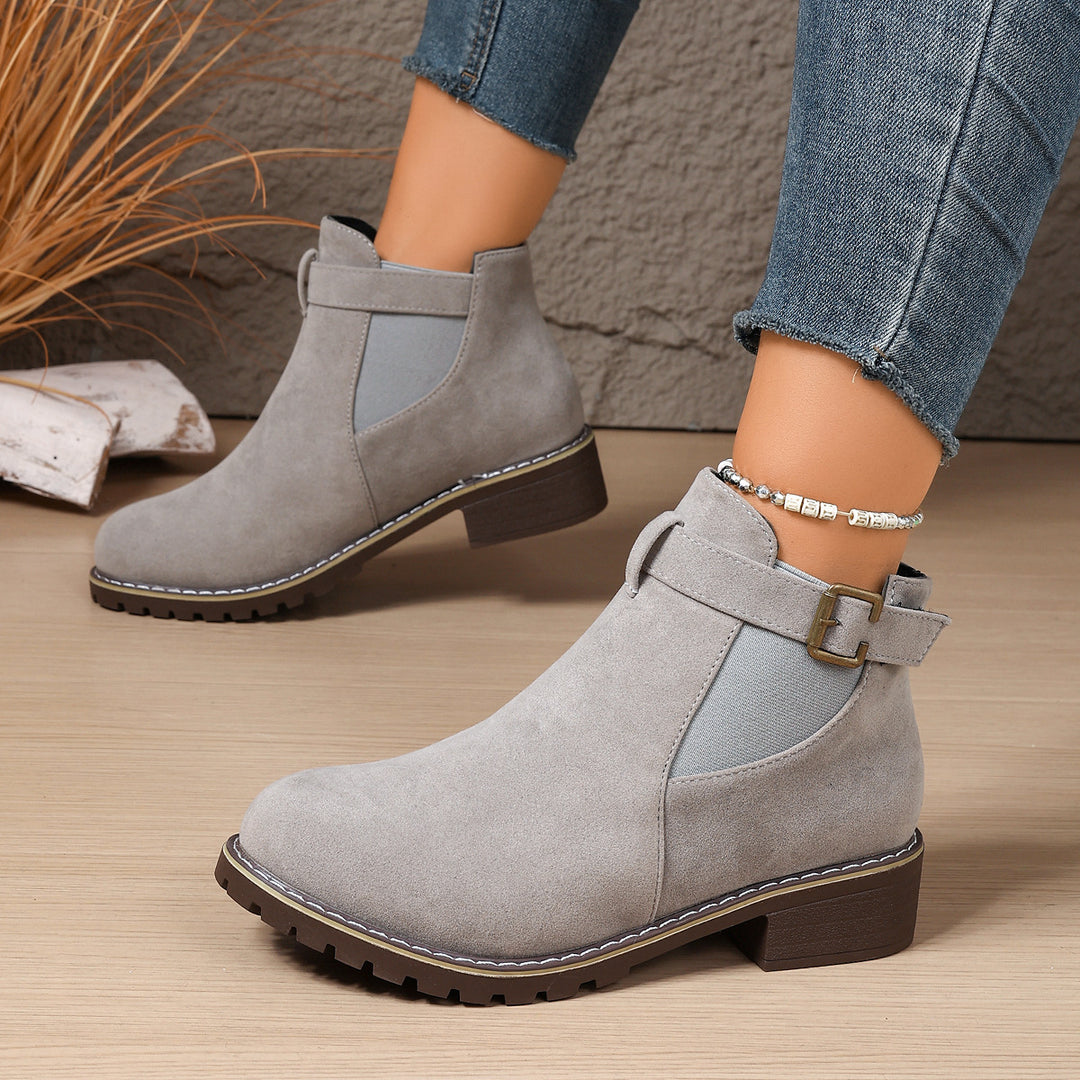 Damen Stiefelette mit Velours-Optik, elastischem Einsatz und Schnallenriemen Echoarchiv